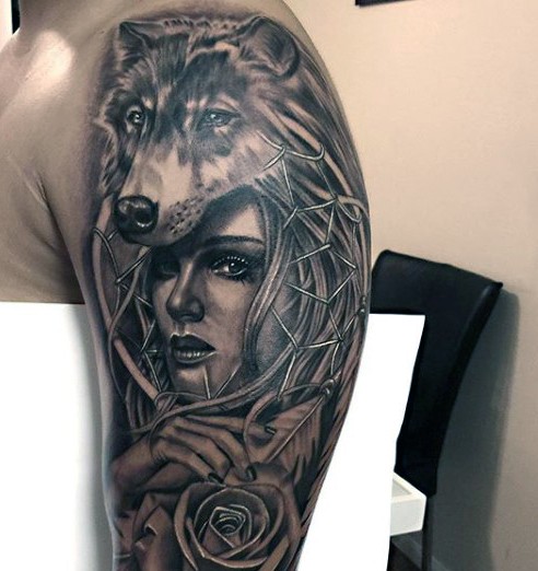 Schwarzer und grauer Stil Unterarm Tattoo von Frau mit Rose und Wolf Helm - black_and_gray_style_shoulder_tattoo_of6