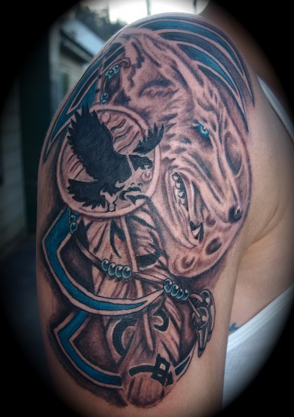 Tribal indianischer Wolf Tattoo auf der Schulter