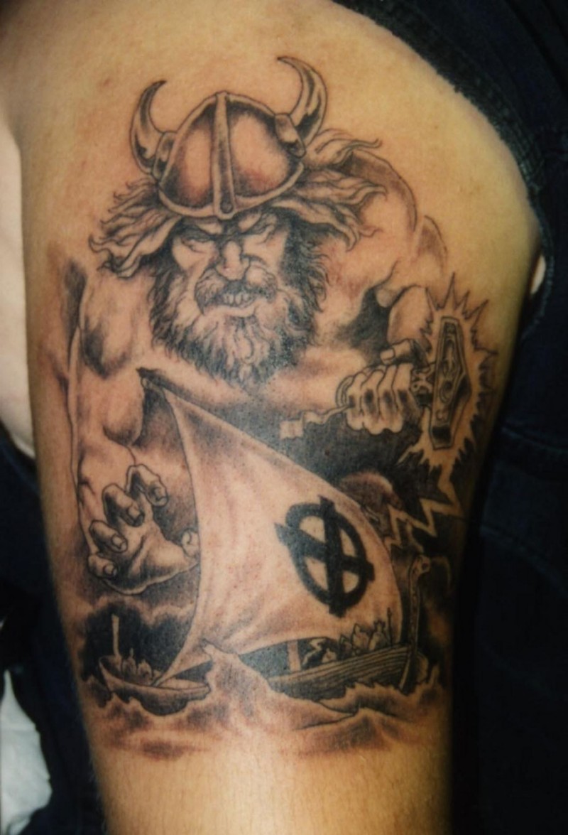 Wunderschönes Tattoo von Gott Thor