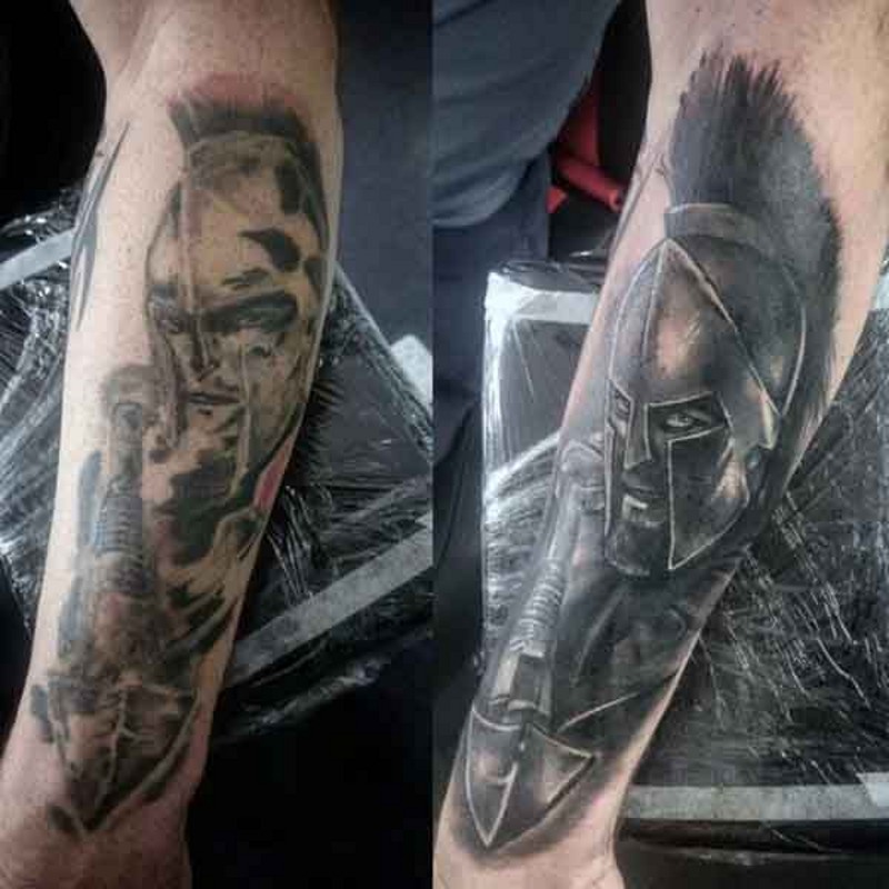 3D detailliertes schwarzes Unterarm Tattoo mit wütendem ...