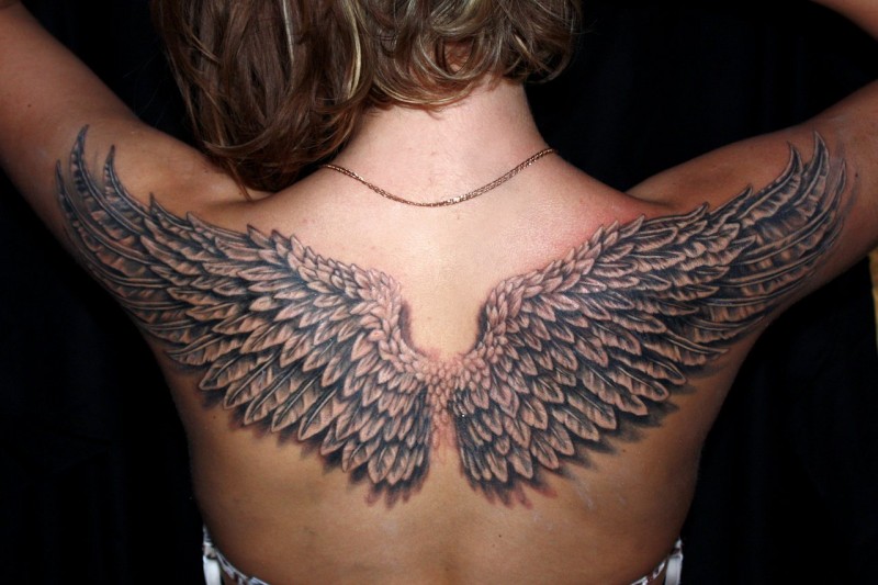 3D große farbige detaillierte Flügel Tattoo am oberen Rücken