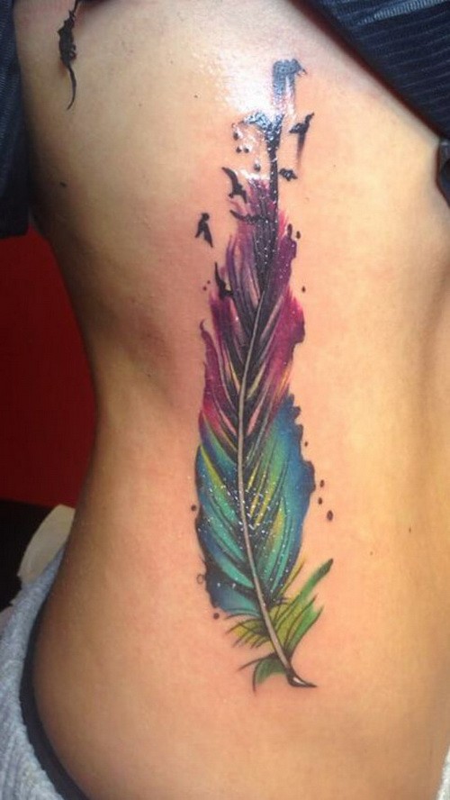 Verschwommene farbenfrohe Feder Vogel Tattoo an der Seite