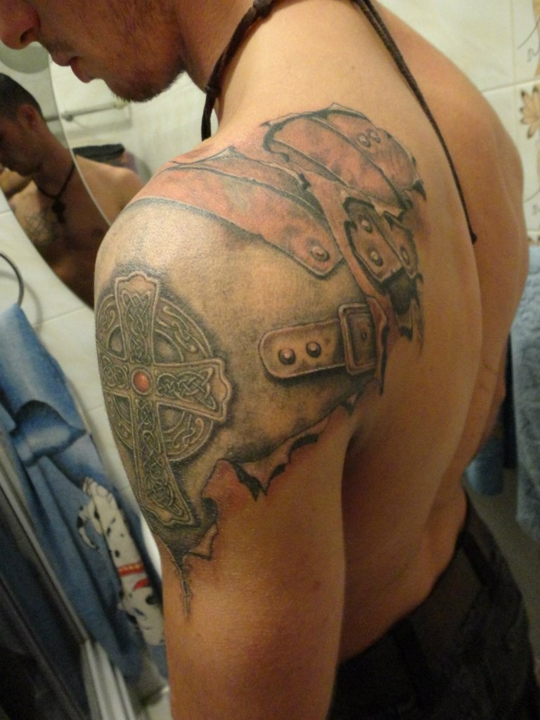 gro 223 artige r 252 stung mit keltischem kreuz tattoo an der gro 223 artige r 252 stung mit keltischem kreuz tattoo an der