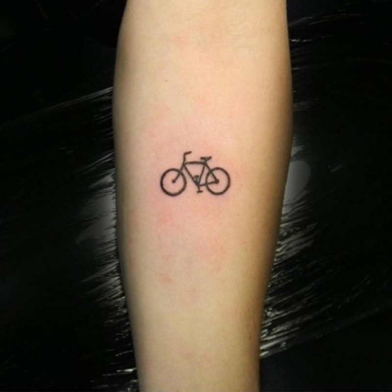 Kleines schwarzes Tattoo von Fahrrad in Tusche am Unterarm