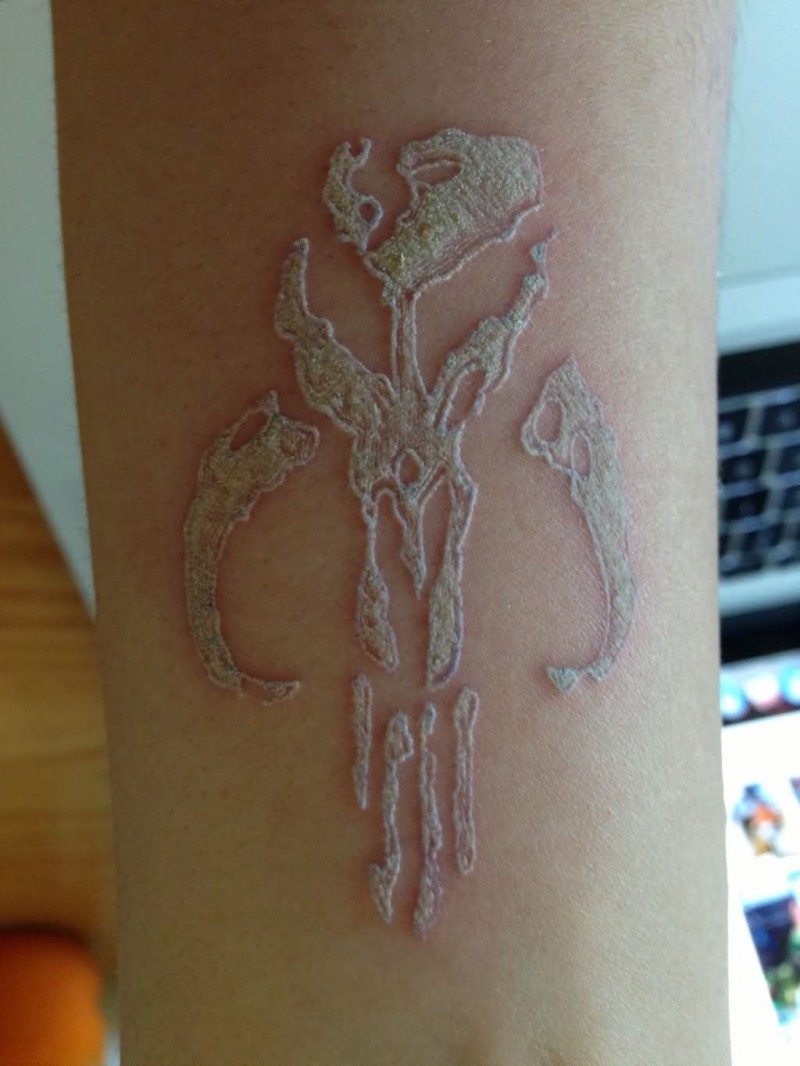 Arm Tattoo mit Mammutschädel in Weiß