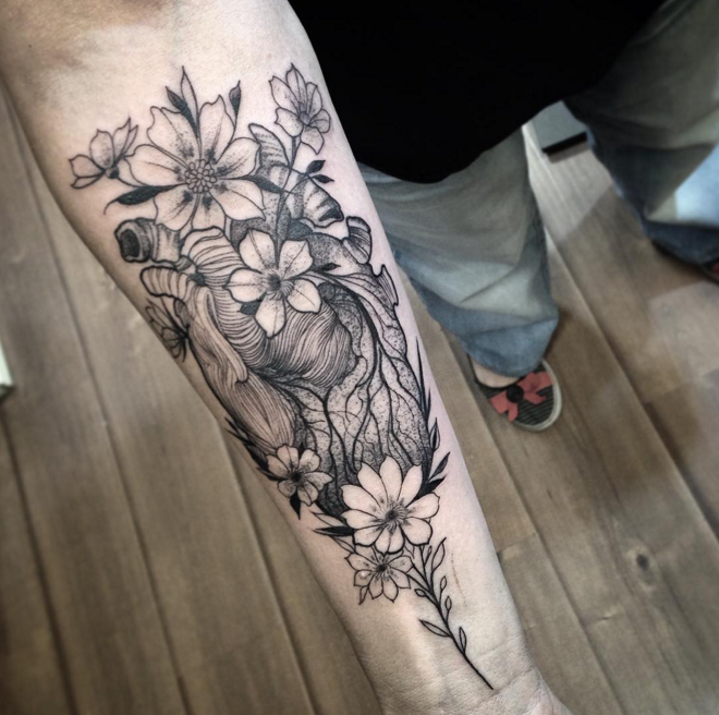 Anatomisches graues Herz mit Blumen Unterarmlänge Tattoo im Gravur