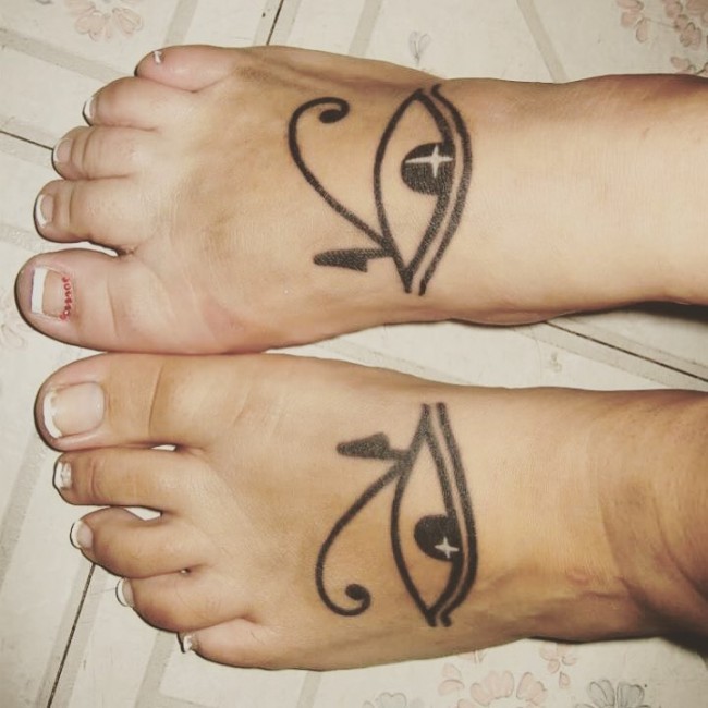 Ägyptisches Symbol das Auge des Horus Tattoo mit Scheinen an beiden