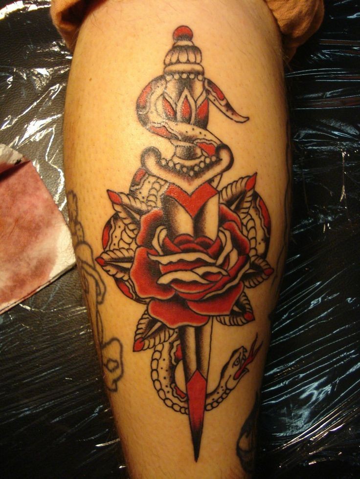 schlange mit rose tattoo