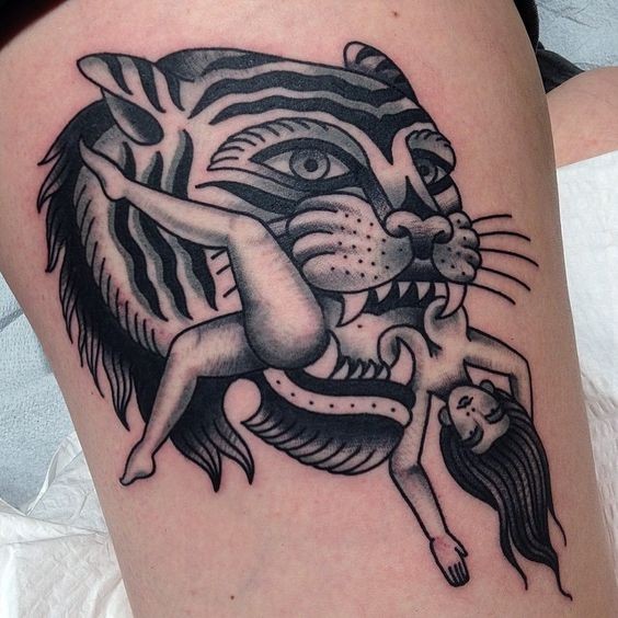 Großes Oldschool Oberschenkel Tattoo Tiger mit Frau im Mund