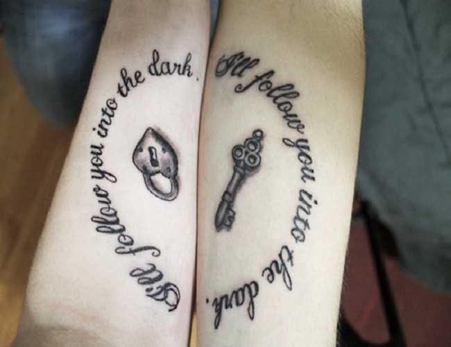 Freundschaftstattoos mit Zitat "Follw you into the dark"