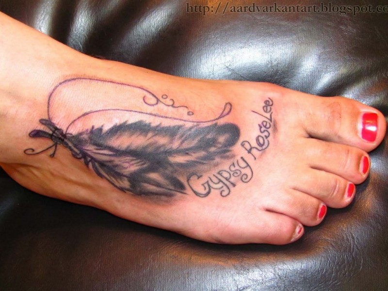 Design Tattoo von Feder auf dem Fuß für Frauen
