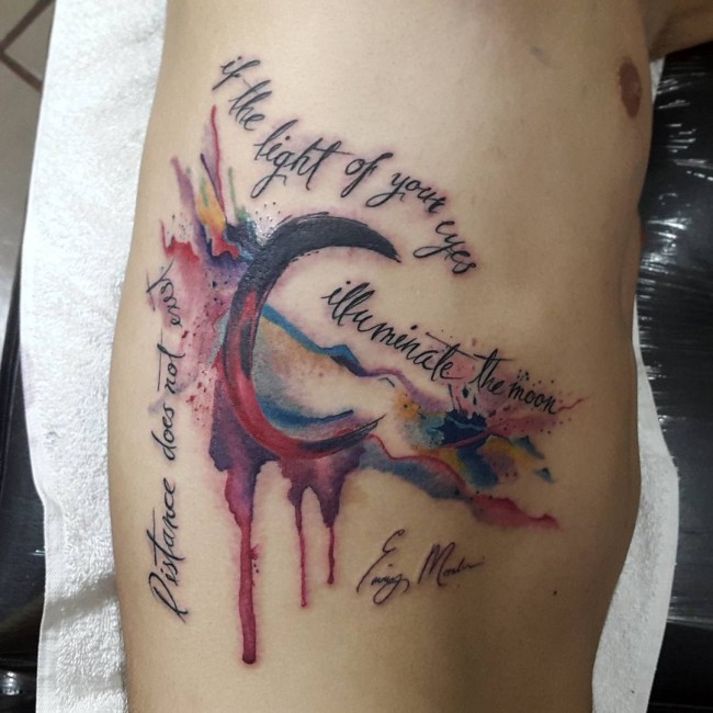 Hausgemachtes im Aquarell Still großes Mond Tattoo an der Seite mit