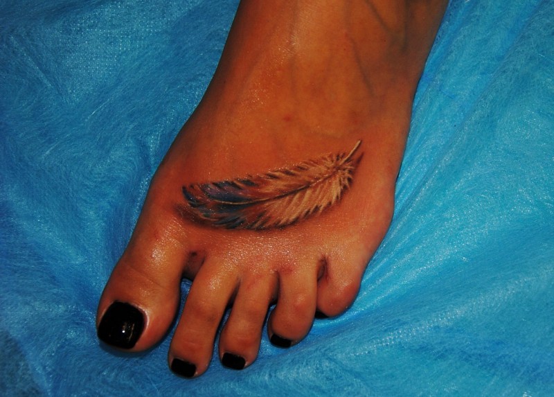 Tattoo von Feder in Tusche auf dem Fuß für Frauen