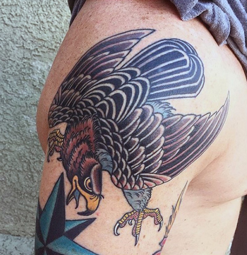 Oldschool mehrfarbiges Schulter Tattoo von lustigem Adler