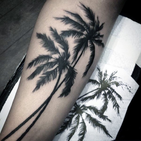 Schwarzes Palmen Tattoo am Arm wie echtes Foto