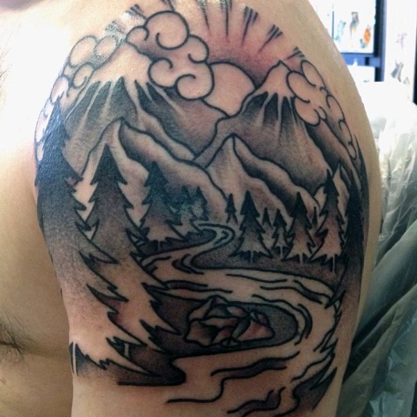 Einfacher schwarzweißer Bergwald mit Fluss Tattoo am Oberarm