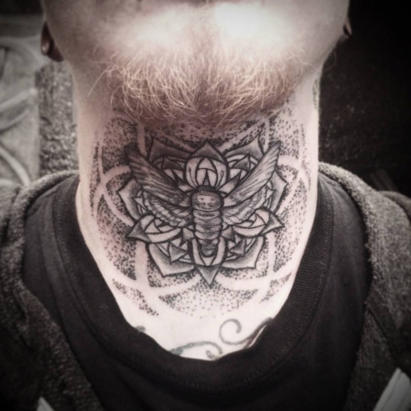 narbung stil schwarzea hals tattoo mit schmetterling narbung stil schwarzea hals tattoo mit schmetterling