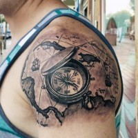 3d schwarzer kompass mit karte tattoo am oberarrm 3d schwarzer kompass mit karte tattoo am oberarrm