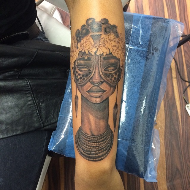 stammesstil farbiger unterarm tattoo der stammesfrau mit stammesstil farbiger unterarm tattoo der stammesfrau mit