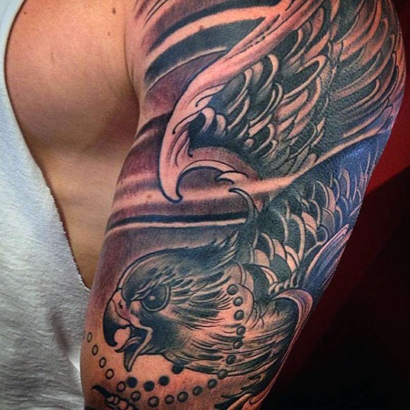 Vintage Stil schwarzes Schulter Tattoo mit fliegendem Adler