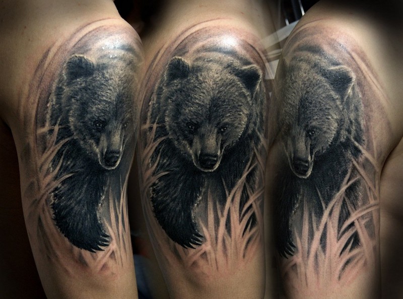 Wunderbarer laufender Bär Tattoo an der Schulter